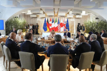 Americký prezident Joe Biden a ďalší lídri počas podujatia Partnerstvo pre globálnu infraštruktúru a investície počas trojdňového summitu svetových lídrov G7 v meste Borgo Egnazia v regióne Apúlia na juhovýchode Talianska vo štvrtok 13. júna 2024. Na summite sa zúčastňuje aj ukrajinský prezident Volodymyr Zelenskyj. FOTO: TASR/AP