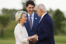 Predsedníčka Európskej komisie Ursula von der Leyenová, kanadský premiér Justin Trudeau a aerický prezident Joe Biden počas summitu G7 v Savelletri di Fasano v Taliansku. FOTO: TASR/AP