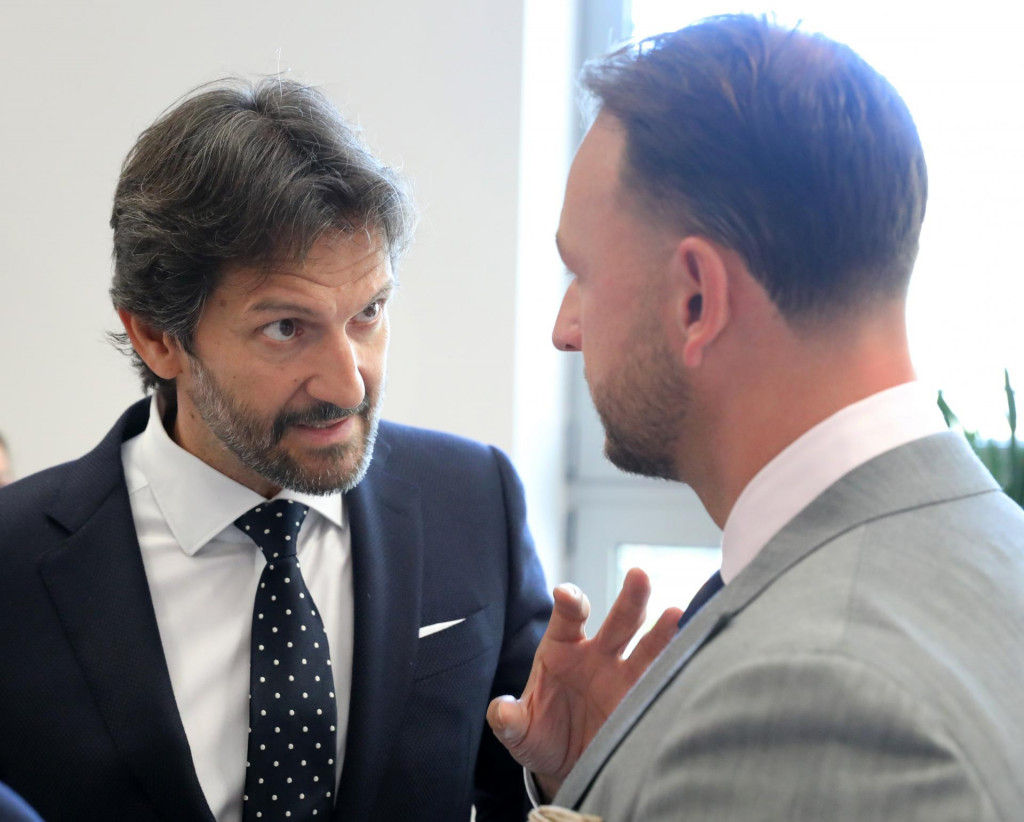 Podpredseda vlády Kaliňák (vľavo) v družnej debate so šéfom Hlasu Šutajom Eštokom. FOTO: HN/Peter Mayer