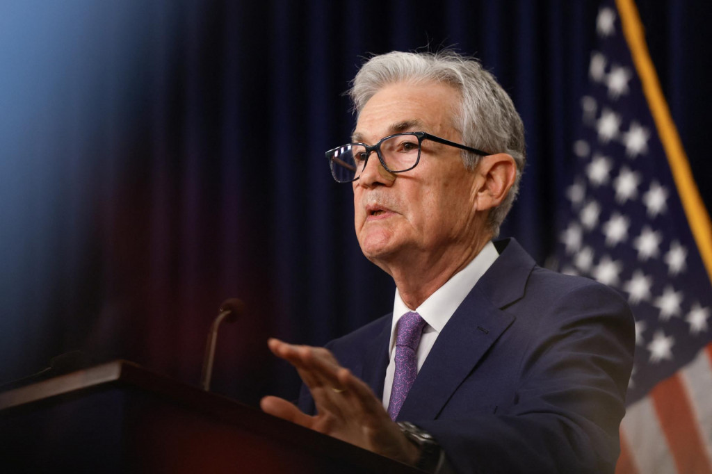 Šéf amerického Fedu Jerome Powell vysvetľuje, prečo musí centrálna banka so zlacnením dolárových úrokov počkať. FOTO: REUTERS