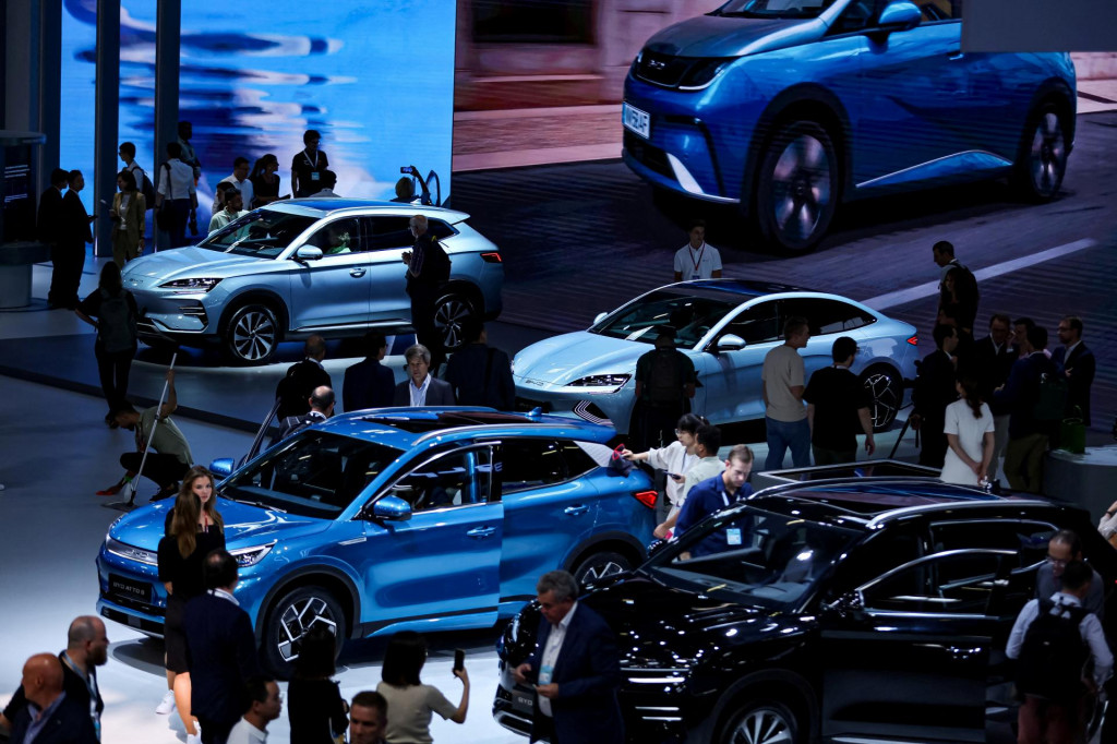 Čínske automobily BYD zaujali Európanov aj na mníchovskom autosalóne. FOTO: Reuters