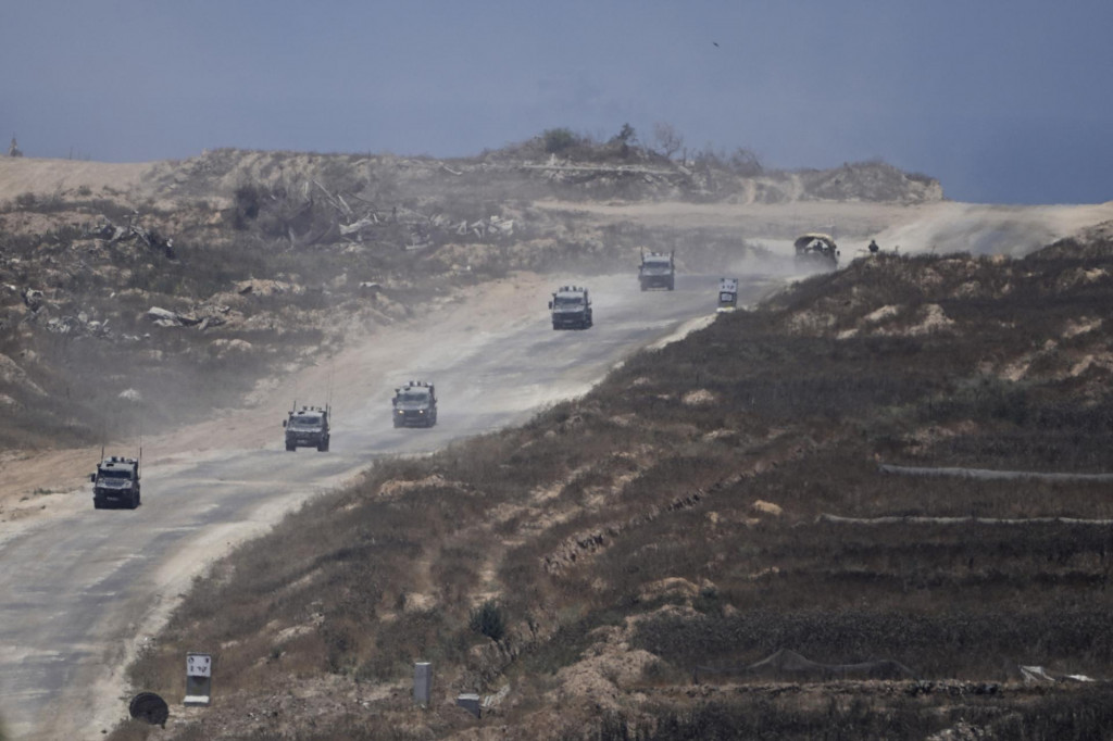 Kolóna izraelských vojenských vozidiel opúšťa Pásmo Gazy v stredu 12. júna 2024. FOTO: TASR/AP