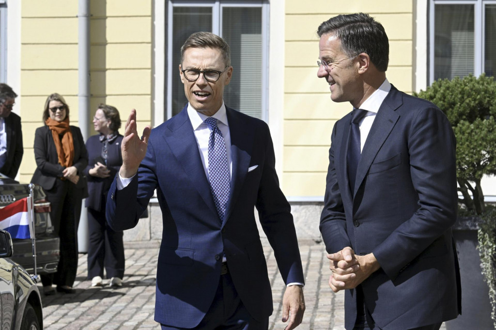 Fínsky prezident Alexander Stubb víta holandského premiéra Marka Rutteho pred začiatkom rozhovorov Kultaranta v Helsinkách. FOTO: TASR/AP