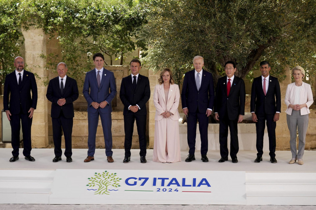 Predseda Európskej rady Charles Michel, nemecký kancelár Olaf Scholz, kanadský premiér Justin Trudeau, francúzsky prezident Emmanuel Macron, talianska premiérka Giorgia Meloniová, americký prezident Joe Biden, japonský premiér Fumio Kišida, britský premiér Rishi Sunak a predsedníčka Európskej komisie Ursula von der Leyenová pózujú počas summitu svetových lídrov G7 v meste Borgo Egnazia v regióne Apúlia na juhovýchode Talianska. FOTO: TASR/AP