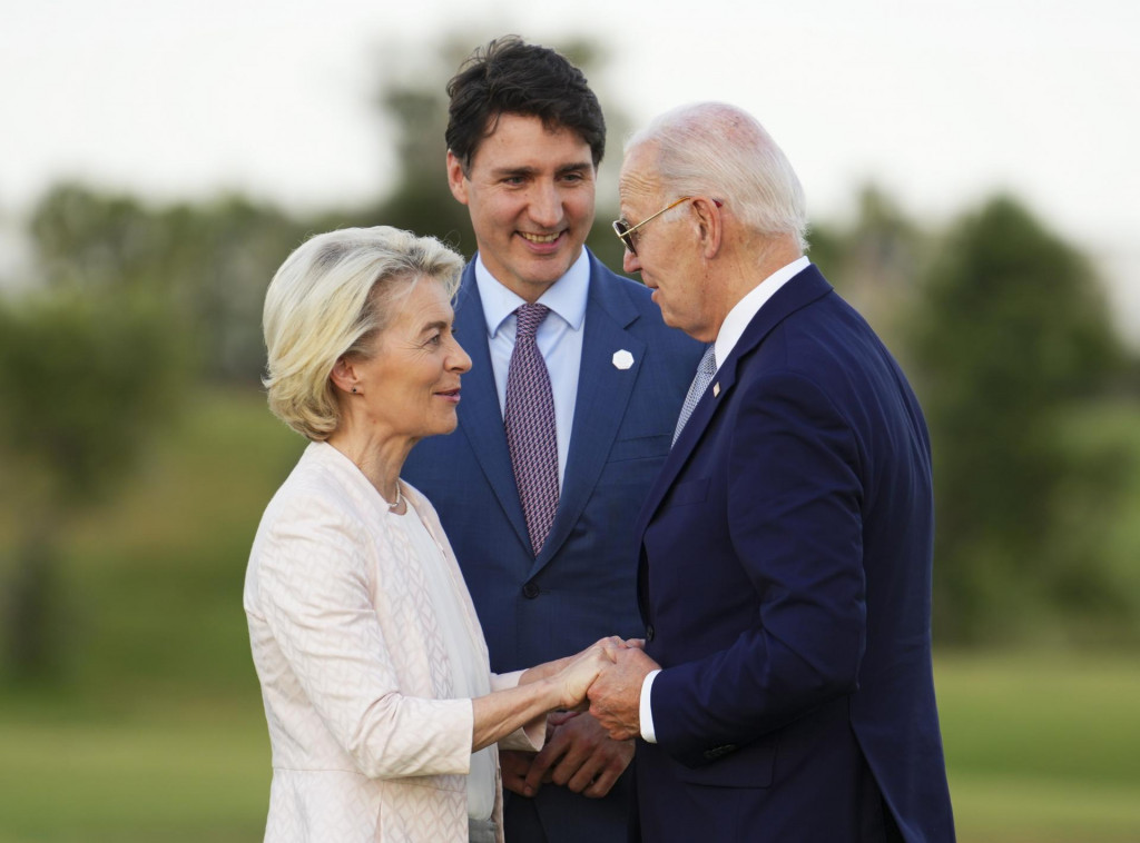 Predsedníčka Európskej komisie Ursula von der Leyenová, kanadský premiér Justin Trudeau a aerický prezident Joe Biden počas summitu G7 v Savelletri di Fasano v Taliansku. FOTO: TASR/AP