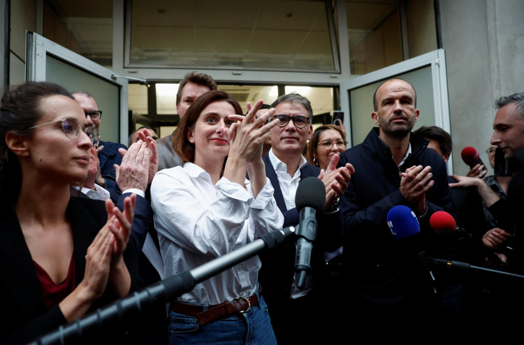 Olivier Faure, prvý tajomník Francúzskej socialistickej strany, Manuel Bompard, koordinátor operačného tímu francúzskej krajne ľavicovej opozičnej strany La France Insoumise Marine Tondelier, národná tajomníčka Les Ecologistes, pózujú na snímke po vyhlásení spojenectva ľavicových strán s názvom „Front Populaire“ (Populárny front) pre ich spoločných kandidátov v nadchádzajúcich parlamentných voľbách. FOTO: Reuters