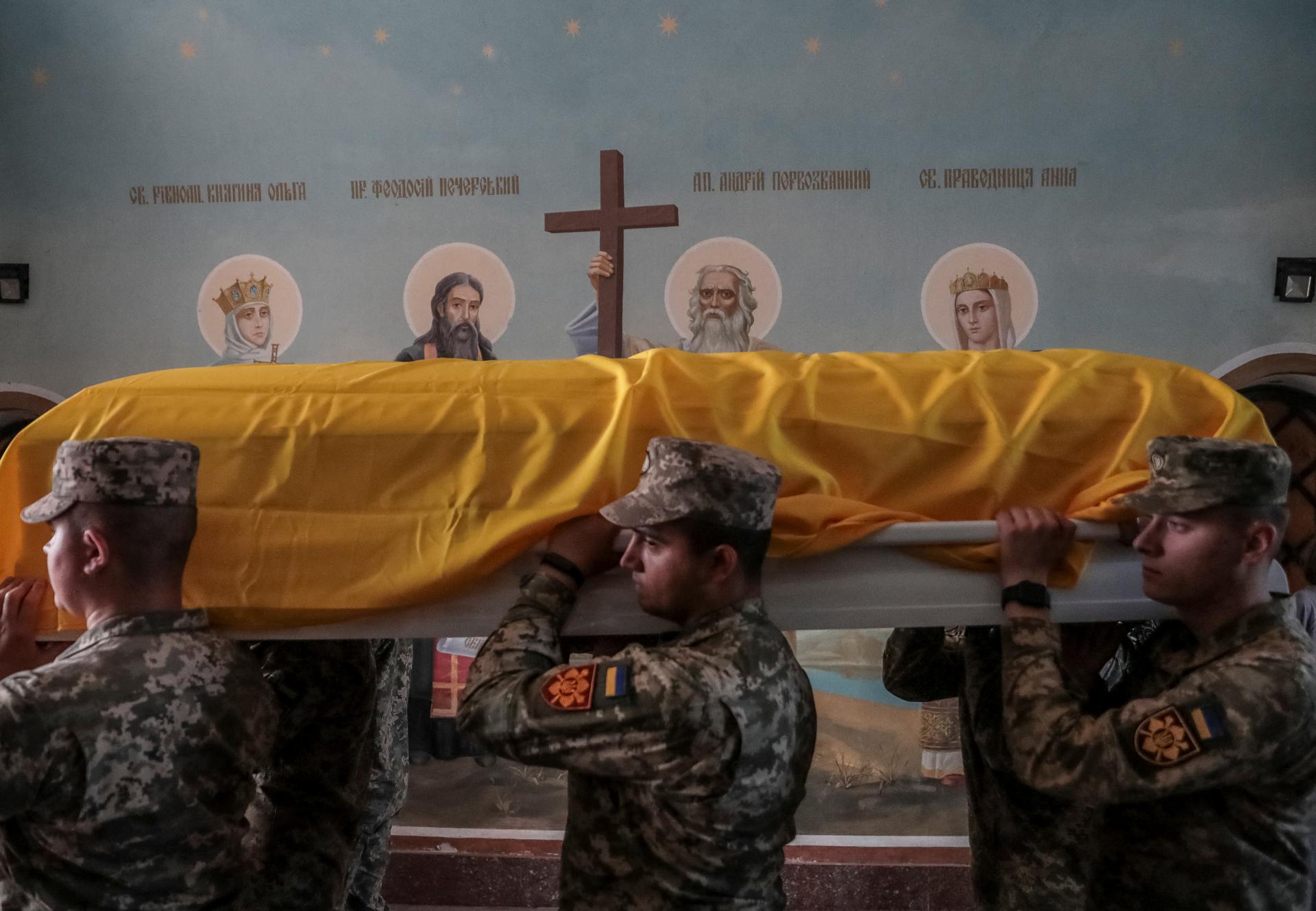 Ukrajina si od Ruska prevzala telesné pozostatky 254 padlých vojakov. Najprv ich identifikovali
