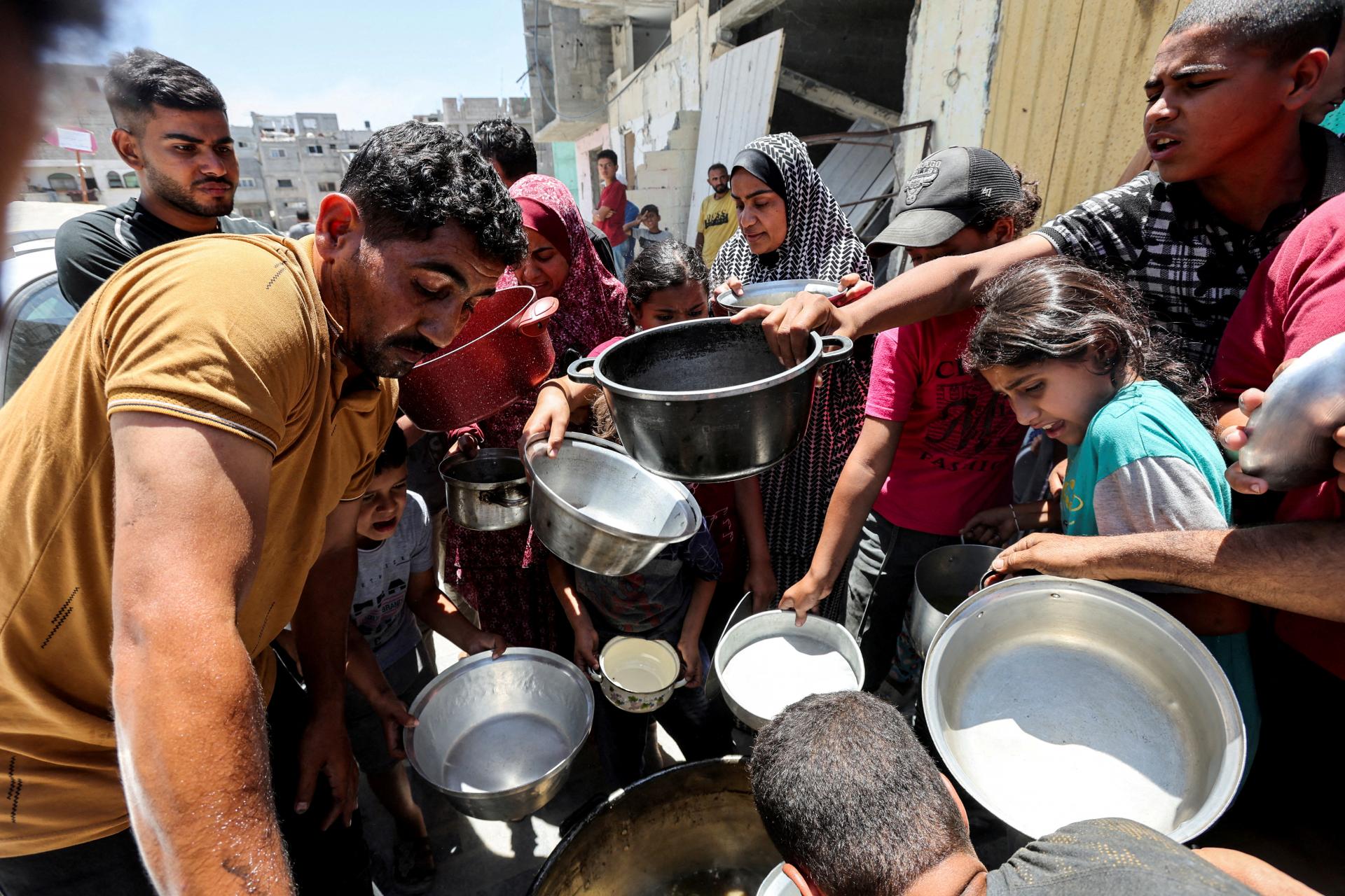 Zásoby potravín na juhu Gazy sú ohrozené, tvrdí predstaviteľ OSN. Izrael tvrdí, že pomoc neblokuje