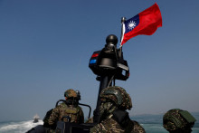 Ilustračná fotografia. Členovia taiwanského námorníctva na palube špeciálnej operačnej lode. FOTO: Reuters