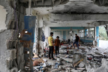 Palestínčania kontrolujú miesto izraelského útoku na školu UNRWA, ktorá poskytuje útočisko pre vysídlených ľudí. FOTO: Reuters