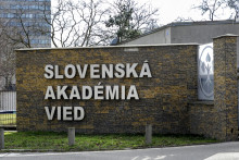 Na snímke vstup do areálu Slovenskej akadémie vied v Bratislave.