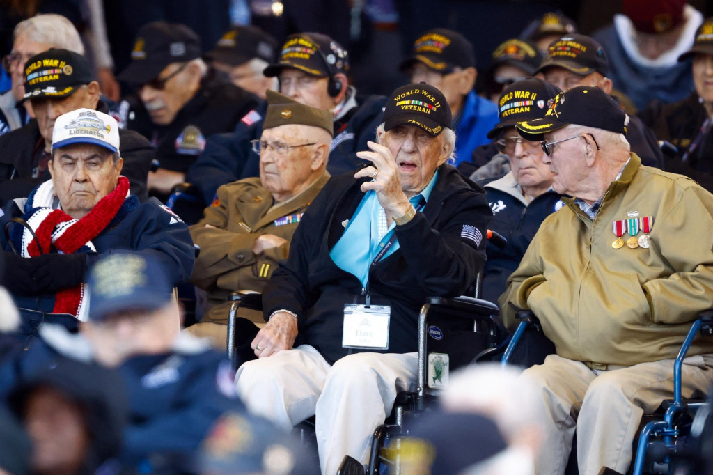 Ilustračná fotografia. Veteráni sa zúčastňujú ceremónie pri príležitosti 80. výročia dňa D na americkom cintoríne a pamätníku v Normandii. FOTO: Reuters