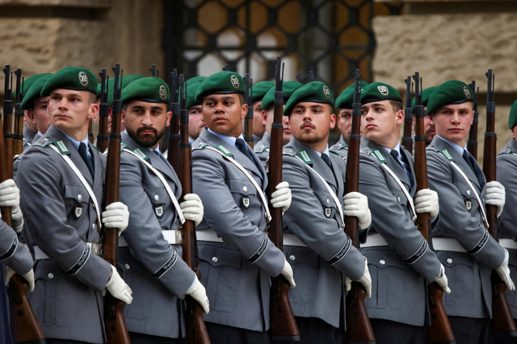 Vojaci nemeckých ozbrojených síl Bundeswehru sa zúčastňujú slávnostnej prísahy pre novoprijatých členov. FOTO: Reuters