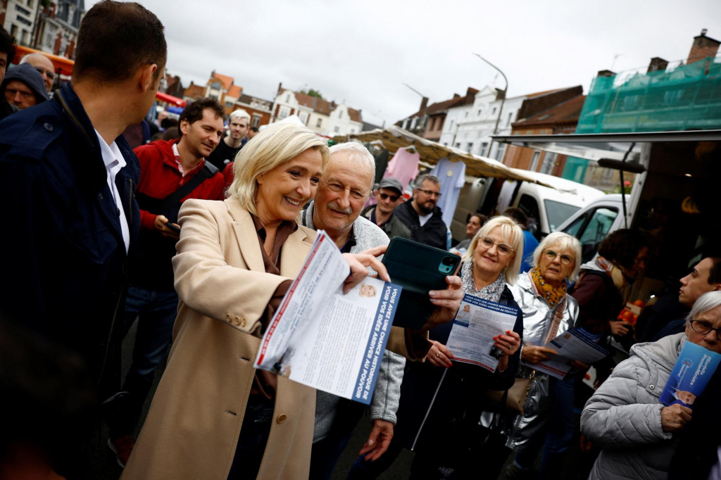 Marine Le Penová, líderka francúzskej krajnej pravice a kandidátka francúzskej krajne pravicovej strany Národné zhromaždenie počas kampane na trhu v Henin-Beaumont v severnom Francúzsku. FOTO: Reuters