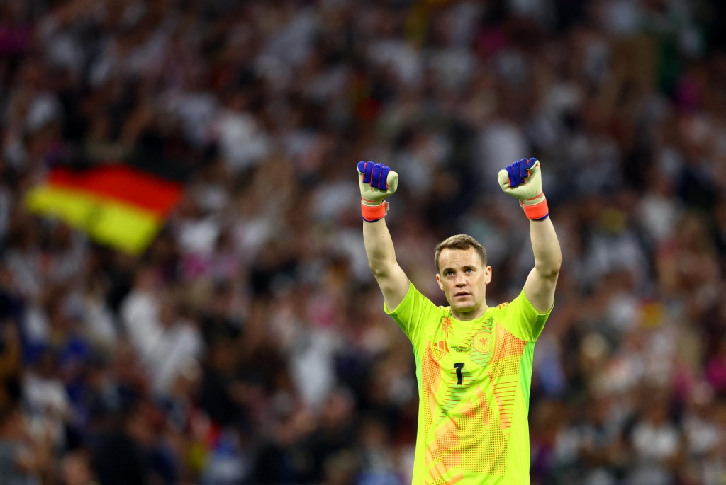 Nemec Manuel Neuer oslavuje po piatom góle Emreho Cana. FOTO: Reuters