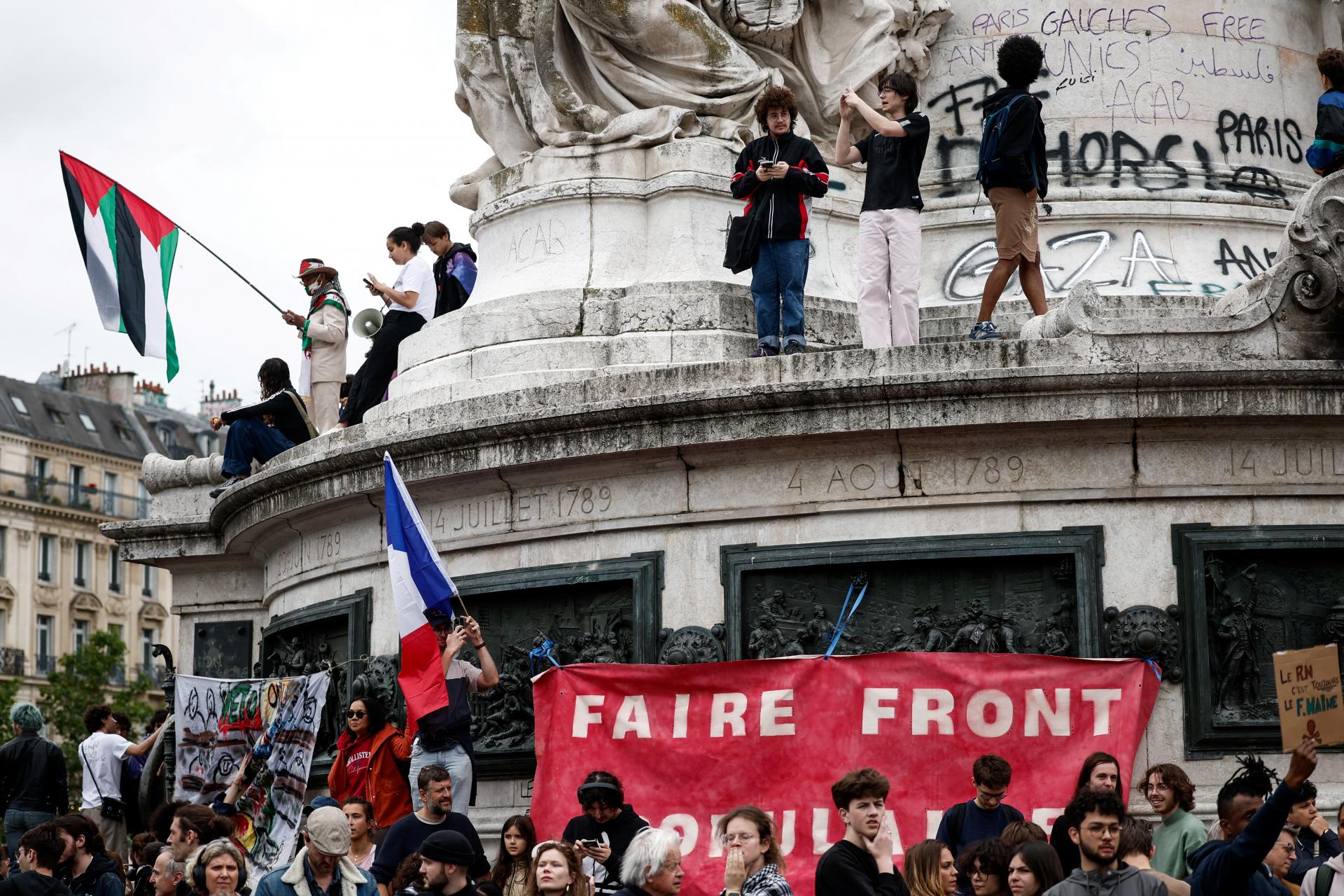 Desaťtisíce ľudí protestovali vo Francúzsku pred voľbami proti krajnej pravici