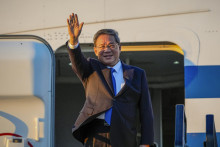 Čínsky premiér Li Čchiang máva po prílete do austrálskeho mesta Adelaide. FOTO: TASR/AP