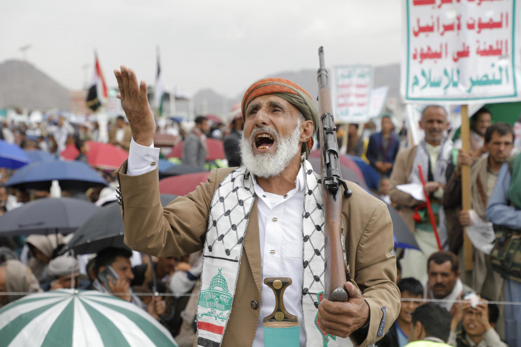 Jemenskí povstalci húsíovia sa účastnia na proti izraelskom a protiamerickom proteste v jemenskej metropole Saná. FOTO: TASR/AP