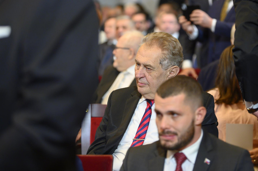 B&yacute;val&yacute; česk&yacute; prezident Milo&scaron; Zeman na sl&aacute;vnostnej sch&ocirc;dzi N&aacute;rodnej rady pri pr&iacute;ležitosti zloženia sľubu zvolen&eacute;ho prezidenta SR Petra Pellegriniho v priestoroch budovy Slovenskej filharm&oacute;nie. FOTO: TASR/Michal Sv&iacute;tok