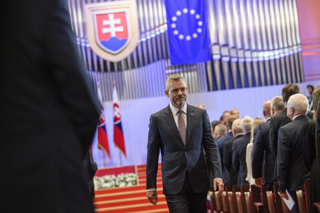 Prezident Peter Pellegrini odch&aacute;dza po sl&aacute;vnostnej sch&ocirc;dzi N&aacute;rodnej rady v priestoroch budovy Slovenskej filharm&oacute;nie. FOTO: TASRPMichal Sv&iacute;tok