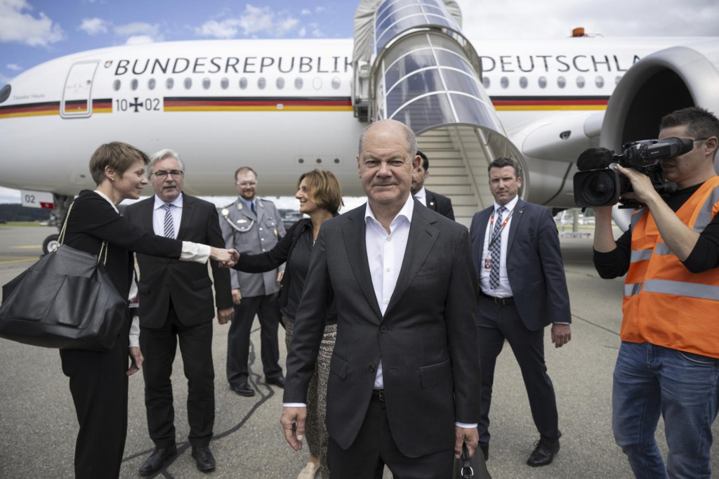 Nemecký kancelár Olaf Scholz po prílete na leticku o švajčiarskom Zürichu. FOTO: TASR/AP