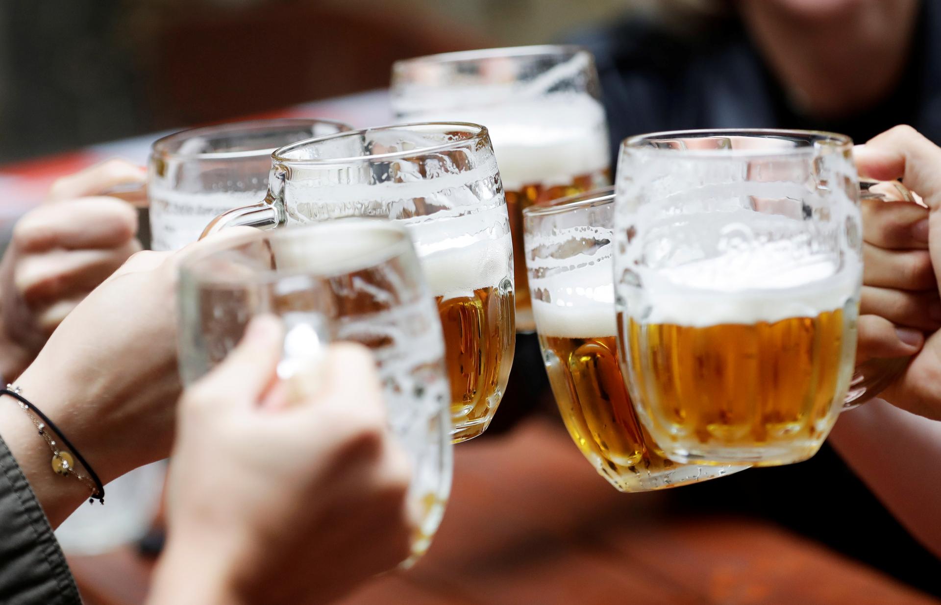 Mladých zlatý mok neláka. V Česku sa vlani vypilo najmenej piva za 60 rokov