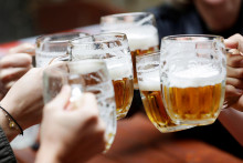 Český zväz pivovarov a sladovní chce s prepadom spotreby bojovať aj úsilím zapísať českú pivnú kultúru na zoznam nehmotného kultúrneho dedičstva. FOTO: Reuters