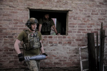 Ukrajinskí vojaci sa pripravujú na paľbu z mínometu na ruské pozície. FOTO: TASR/AP