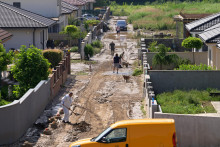 Odstraňovanie následkov povodne na ulici Nad Hrabinou v mestskej časti Kynek 11. júna 2024 v Nitre. FOTO: TASR/Henrich Mišovič
