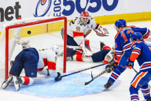 Mattias Janmark (s číslom 13) skóruje za Edmonton Oilers v zápase proti tímu Florida Panthers. FOTO: Reuters