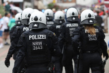 Polícia zasahuje v Gelsenkirchene pred zápasom Srbsko - Anglicko. FOTO: REUTERS
