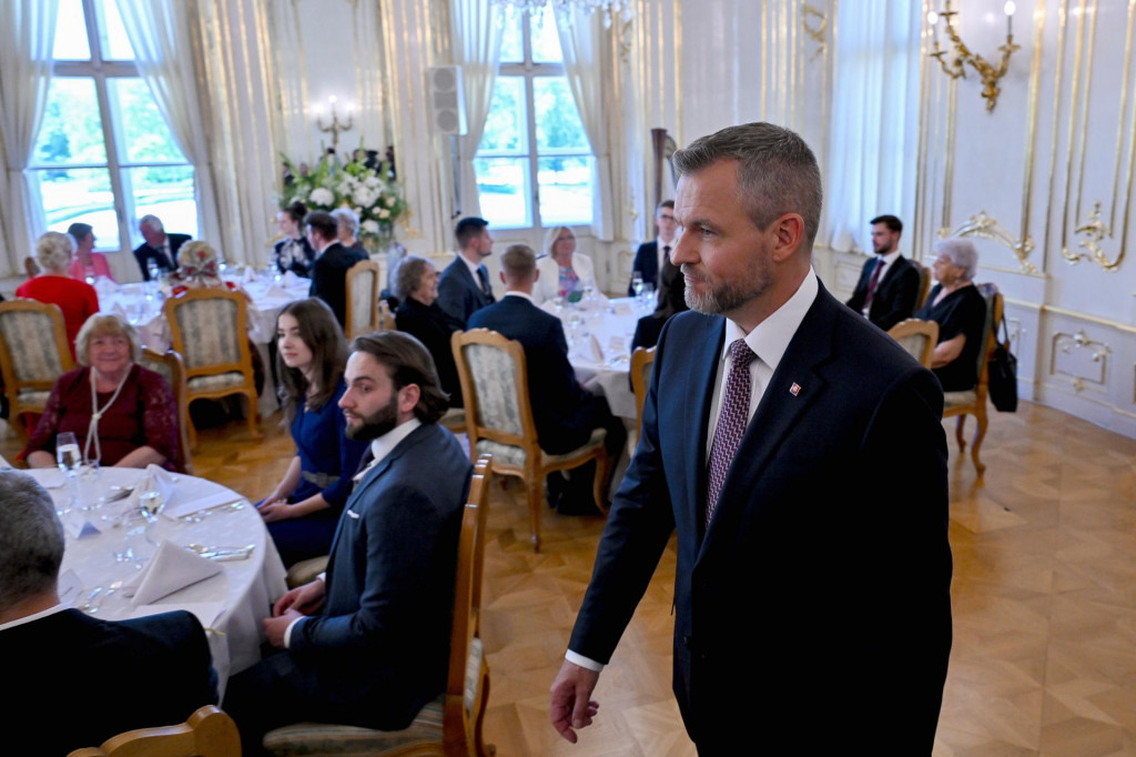 Prezident Peter Pellegrini prichádza medzi seniorov a mladých ľudí, ktorých pozval na slávnostný obed po zložení prezidentského sľubu do Veľkej sály Prezidentského paláca v Bratislave. FOTO: TASR/Pavol Zachar