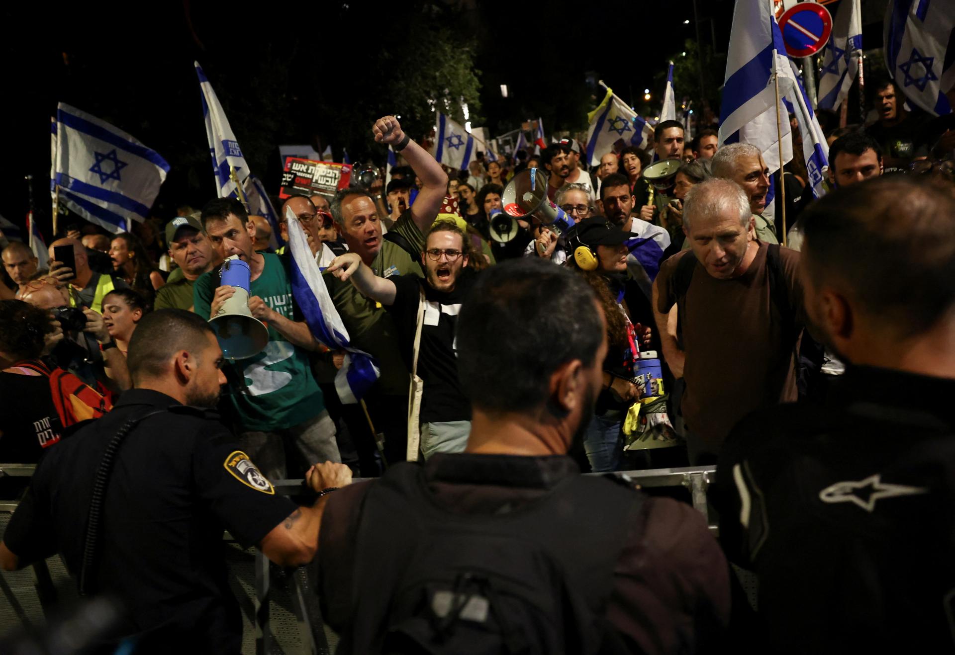 Predčasné voľby žiadali v Jeruzaleme desaťtisíce demonštrantov, kritizujú Netanjahuovo vedenie vojny