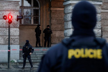 Príslušníci polície stoja na stráži po streľbe v jednej z budov Karlovej univerzity v Prahe. FOTO: Reuters