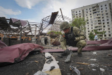 Ženista kontroluje úlomky ruskej leteckej bomby, ktorá zasiahla obytnú zónu a zranila desať ľudí v Charkove. FOTO: TASR/AP