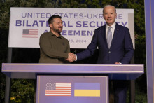 Americký prezident Joe Biden a ukrajinský prezident Volodymyr Zelenskyj po podpise bilaterálnej dohody o bezpečnosti. FOTO: TASR/AP