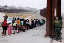 Agenti americkej pohraničnej stráže zhromažďujú a triedia migrantov, ktorí sa cez noc zhromaždili medzi primárnymi a sekundárnymi hraničnými múrmi, ktoré oddeľujú Mexiko a Spojené štáty. FOTO: Reuters
