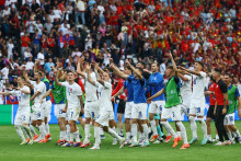 Hráči Slovenska po zápase oslavujú. FOTO: Reuters