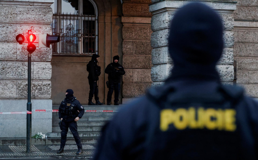 Príslušníci polície stoja na stráži po streľbe v jednej z budov Karlovej univerzity v Prahe. FOTO: Reuters