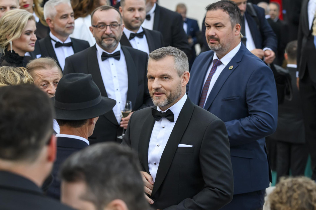 Prezident peter Pellegrini sa rozpráva s hosťami počas slávnostnej recepcie na Bratislavskom hrade. FOTO: TASR/Jaroslav Novák