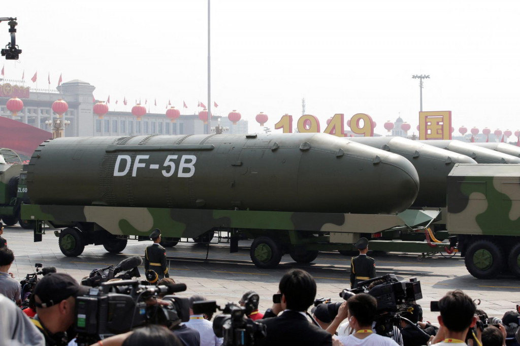 Vojenské vozidlá s medzikontinentálnymi balistickými raketami DF-5B prechádzajú okolo Námestia nebeského pokoja počas vojenskej prehliadky pri príležitosti 70. výročia založenia Čínskej ľudovej republiky, 1. októbra 2019. FOTO: Reuters