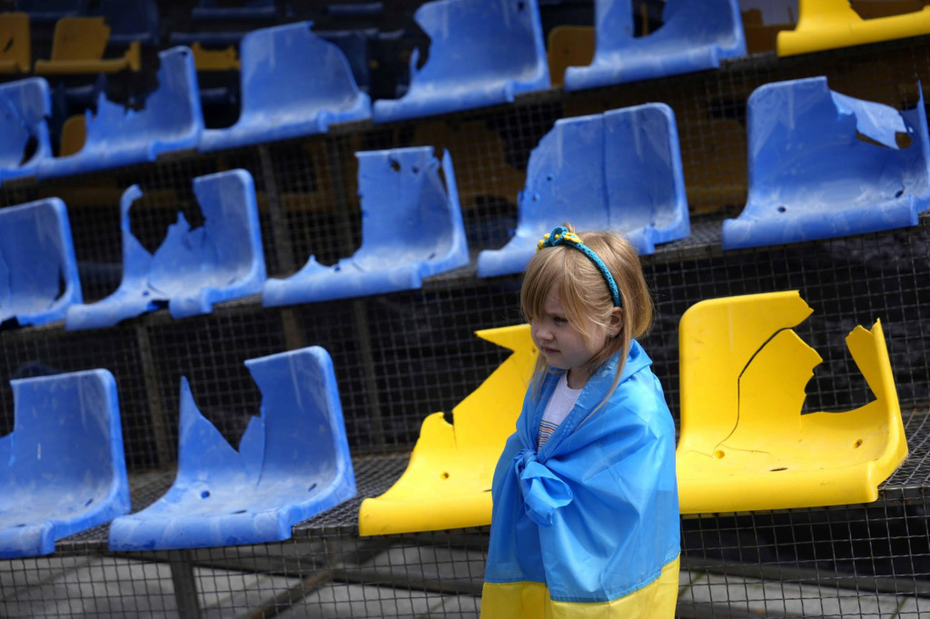 Otvorenie časti zničenej tribúny z futbalového štadióna Soňačnyj v ukrajinskom Charkove. FOTO: TASR/AP