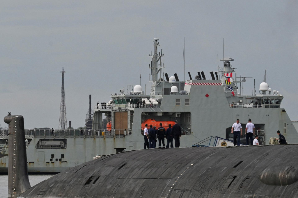 Posádka ruskej ponorky s riadenými strelami Kazaň s jadrovým pohonom sleduje hliadkovú loď kanadského námorníctva HMCS Margaret Brooke, ktorá prechádza okolo, keď vstupuje do Havanského zálivu. FOTO: Reuters