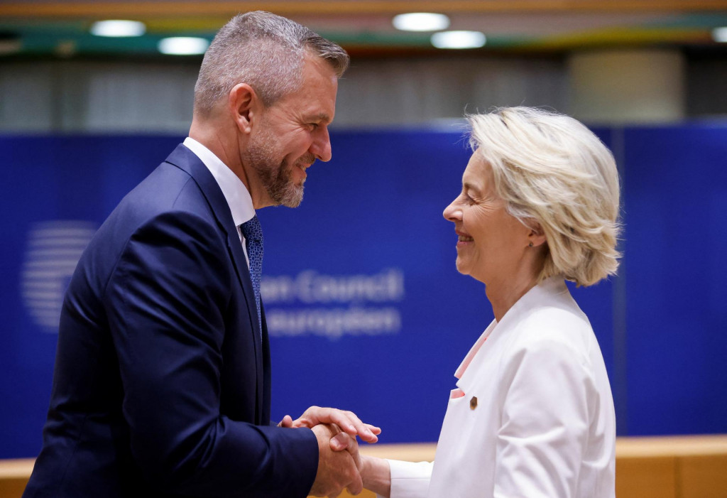Predsedníčka Európskej komisie Ursula von der Leyen si podáva ruku s prezidentom Petrom Pellegrinim. FOTO: Reuters