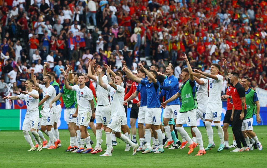 Hráči Slovenska po zápase oslavujú. FOTO: Reuters