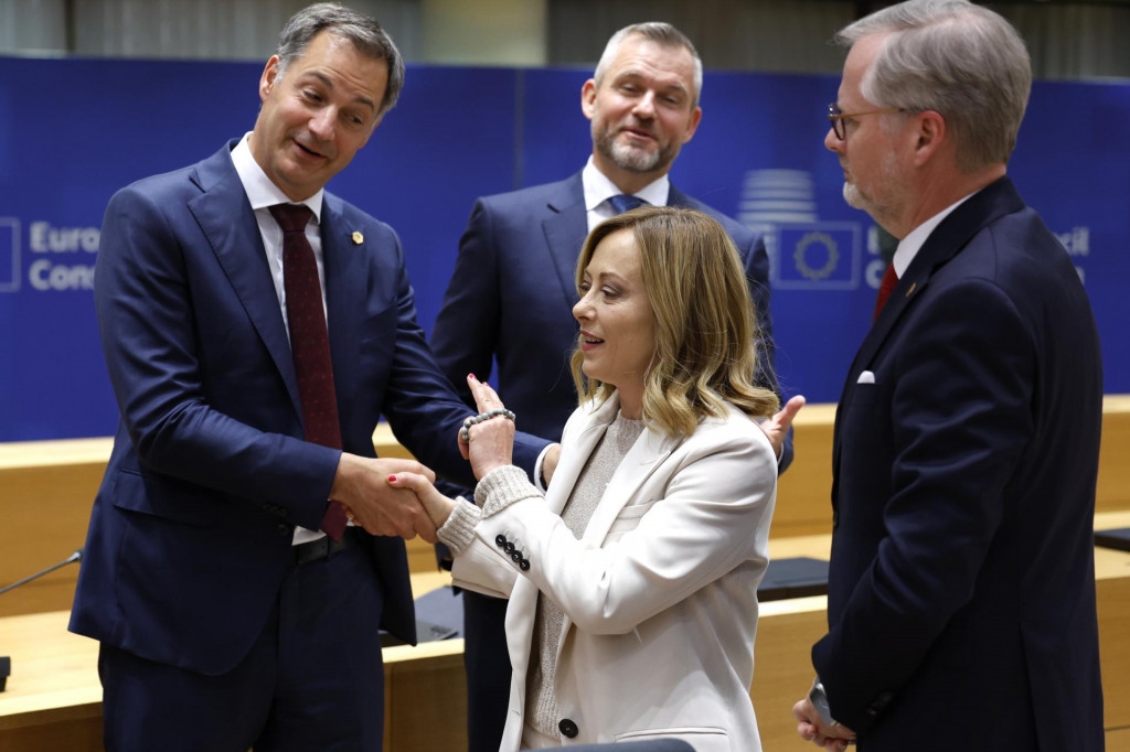 Slovensko na neformálnom samite v Bruseli zastupoval nový prezident Peter Pellegrini (druhý zľava). Diskutovalo sa o obsadení hlavných funkcií v EÚ. FOTO: TASR/AP