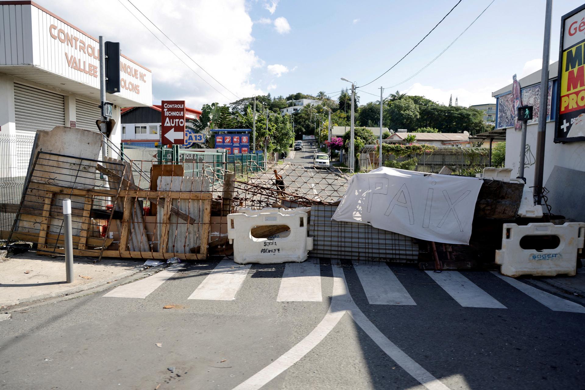 Macron vyzval na odstránenie barikád na Novej Kaledónii