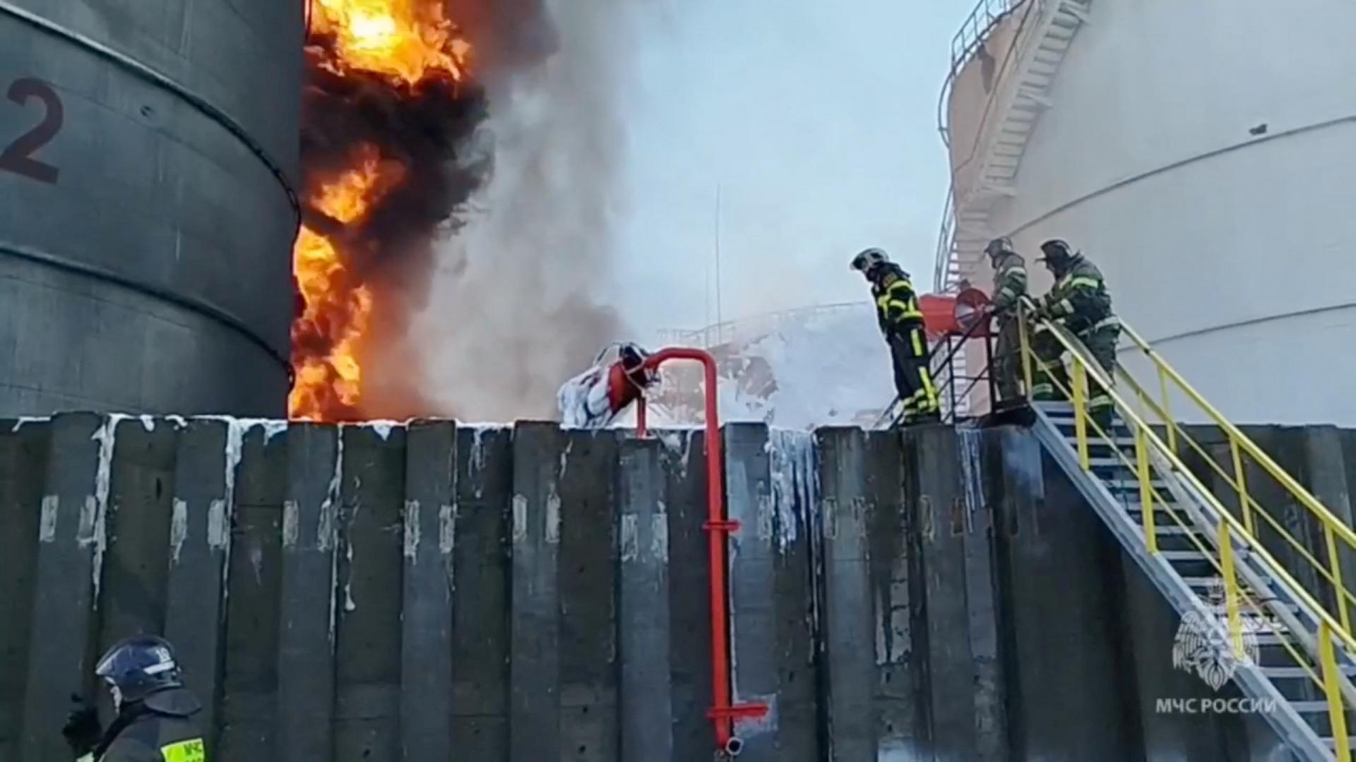 Sklady s palivom v Rostovskej oblasti postihli požiar, k útoku sa prihlásila ukrajinská tajná služba
