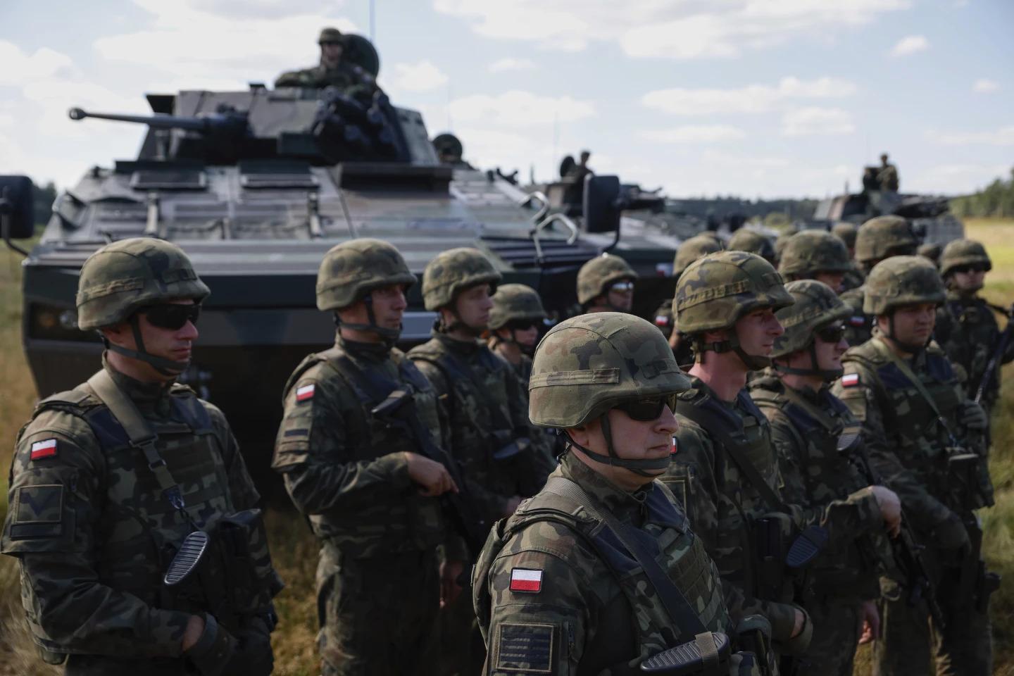 Tisícky mladých Poliakov sa hlásia na letné výcvikové kurzy armády