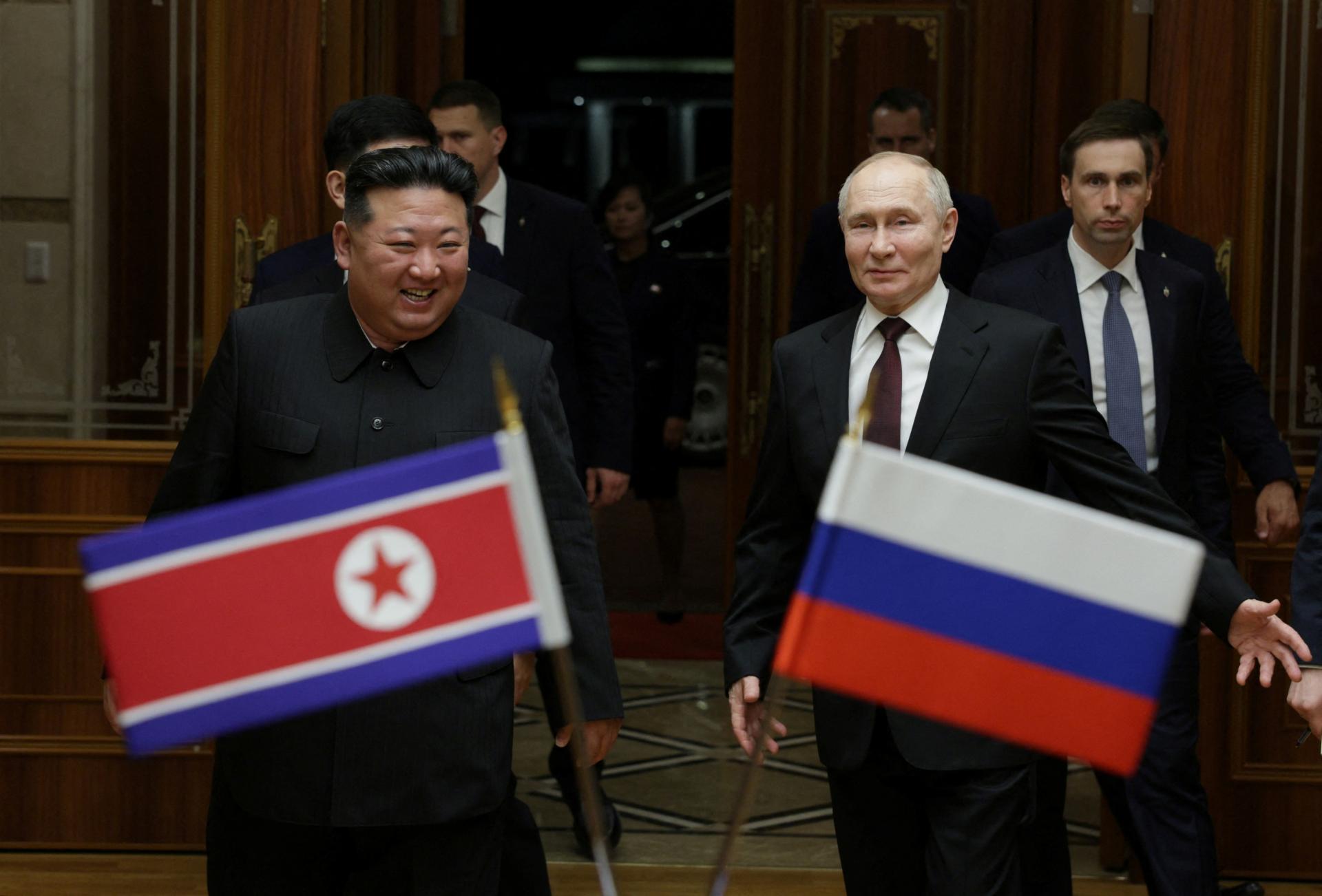 Budeme razantne odporovať Západu. Putin s delegáciou pricestoval do KĽDR, kde sa stretol s Kimom
